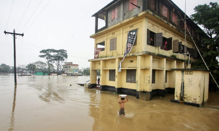 Затопленная территория после сильного наводнения в северо-восточной части страны, в Силхете, Бангладеш, 19 июня 2022 года. Фото: Stringer/Reuters | Epoch Times Россия
