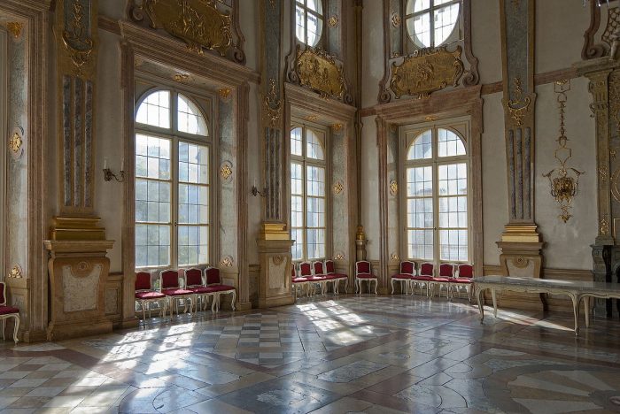 Дворец Мирабель: преуменьшение симметрии и простоты