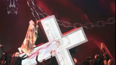 В Пятигорске отменили концерт Киркорова после жалоб на его танцы на кресте