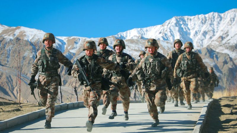 Солдаты Народно-освободительной армии Китая (НОАК) принимают участие в военных учениях в горах Памира в Кашгаре, регион Синьцзян на северо-западе Китая, 4 января 2021 года. (STR/AFP через GettyImages)  | Epoch Times Россия