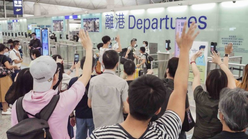 Дважды в день в практически безлюдном аэропорту Гонконга прощаются с отъезжающими за границу. Фото: Adrian Yu/Epochtimes Hong Kong  | Epoch Times Россия
