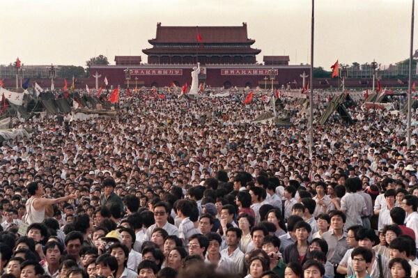 Сотни тысяч китайцев на площади Тяньаньмэнь вокруг 10-метровой копии статуи Свободы, которую называют богиней демократии, 2 июня 1989 года. (Catherine Henriette/AFP via Getty Images)