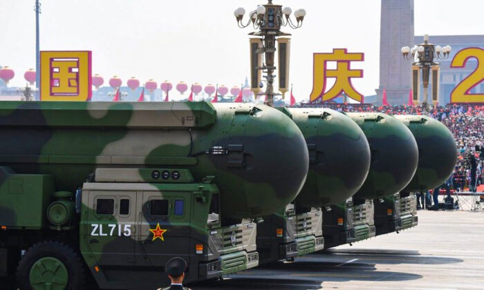 Китайские межконтинентальные баллистические ракеты DF-41, способные нести ядерное оружие, видны во время военного парада на площади Тяньаньмэнь в Пекине 1 октября 2019 года. Фото: Greg Baker/AFP via Getty Images
 | Epoch Times Россия