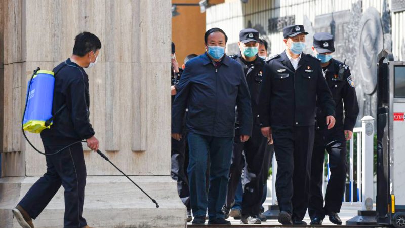 Полиция и чиновники выходят из средней школы в Пекине 27 апреля 2020 года. (Greg Baker/AFP via Getty Images)  | Epoch Times Россия