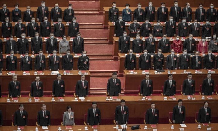Глава компартии Китая Си Цзиньпин (в центре) и законодатели во время заключительного заседания парламентской конференции в Доме народных собраний в Пекине, Китай, 11 марта 2021 года.(KevinFrayer/GettyImages)
 | Epoch Times Россия