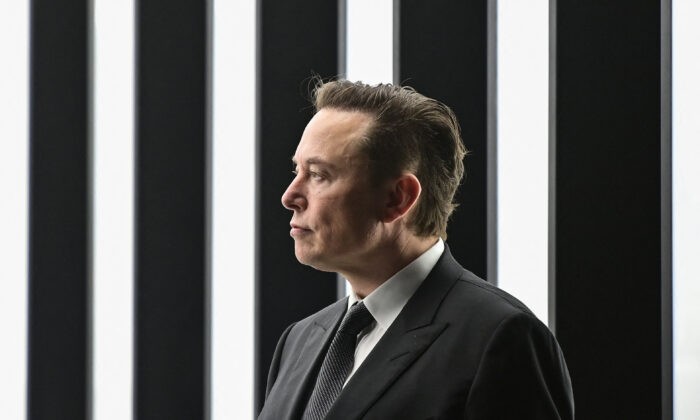 Генеральный директор Tesla Илон Маск на открытии «Гигафабрики» Tesla 22 марта 2022 года в Грюнхайде, к юго-востоку от Берлина.  Фото: Patrick Pleul/POOL/AFP via Getty Images | Epoch Times Россия