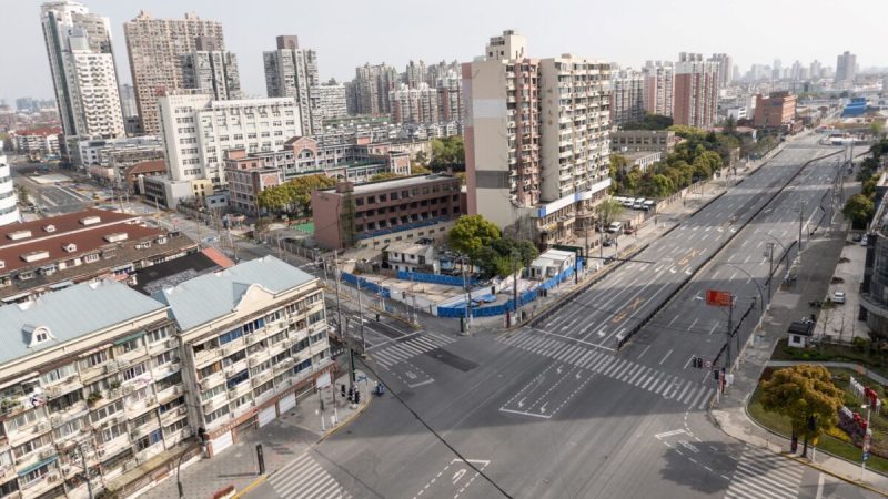 Пустые улицы во время второго этапа блокировки COVID-19 в районе Янпу в Шанхае, Китай, 1 апреля 2022 года. (STR/AFP  Getty Images) | Epoch Times Россия