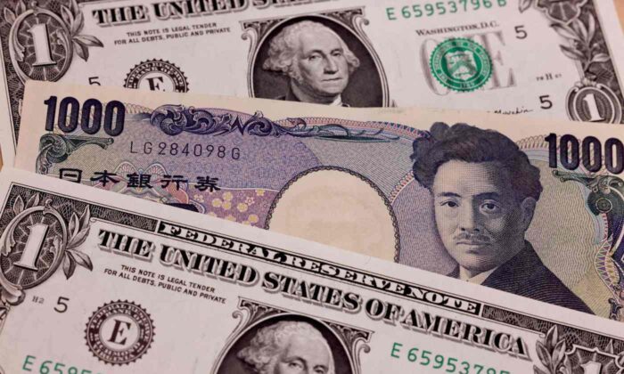 Японские банкноты номиналом 1 000 иен и 1 доллар США в Токио 13 апреля 2022 года. (Behrouz Mehri/AFP via Getty Images) | Epoch Times Россия