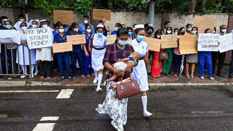 Врачи и медсёстры детской больницы Леди Риджуэй держат плакаты во время молчаливой демонстрации против нехватки лекарств в Коломбо 19 апреля 2022 года. (Ishara S. Kodikara/AFP via Getty Images)  | Epoch Times Россия