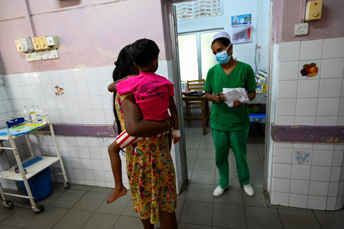 Мать с ребёнком в детской больнице Леди Риджуэй в Коломбо, 21 апреля 2022 года. Раньше Шри-Ланка импортировала около 85% своих фармацевтических товаров, но сейчас переживает самый тяжёлый экономический кризис с 1948 года. (Ishara S. Kodikara/AFP via Getty Images)