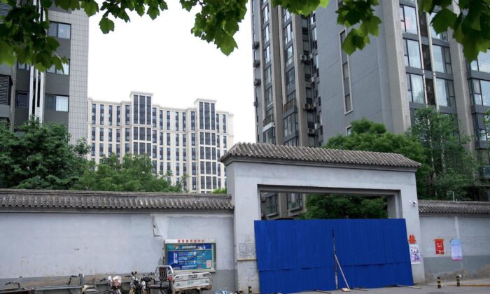 Забаррикадированный вход в жилой район закрыт в связи с ограничениями COVID-19 в Пекине, Китай, 24 мая 2022 года. (Noel Celis/AFP via Getty Images) | Epoch Times Россия