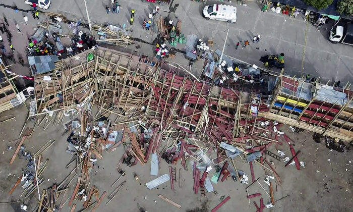 Вид с воздуха на рухнувшую трибуну арены для боя быков в колумбийском муниципалитете Эль-Эспиналь, к юго-западу от Боготы, 26 июня 2022 года. (Samuel Antonio Galindo Campos/AFP via Getty Images) | Epoch Times Россия