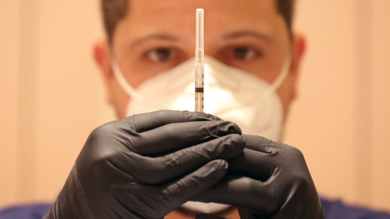 Вакцина против COVID-19 в клинике вакцинации в Сан-Рафаэле, Калифорния, 6 апреля 2022 года. (JustinSullivan/GettyImages)  | Epoch Times Россия