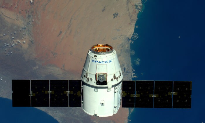 На этом раздаточном изображении, предоставленном Европейским космическим агентством (ЕКА), показан вид на The Palms, Дубай, когда космический корабль SpaceX Dragon проносится внизу, на снимке, сделанном астронавтом ЕКА Тимом Пиком с Международной космической станции 10 апреля 2016 года. | Epoch Times Россия