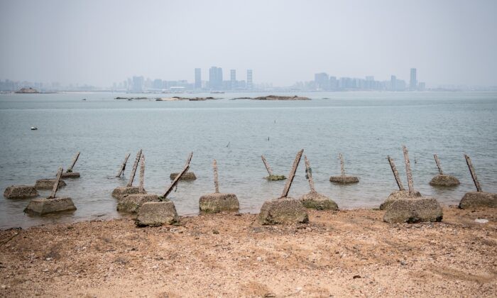 Старые противодесантные баррикады на пляже с видом на Китай на тайваньском острове Маленький Цзиньмэнь, 20 апреля 2018 года. (Carl Court/Getty Images)
 | Epoch Times Россия