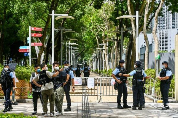 4 июня 2022 года сотни полицейских были направлены в Causeway Bay и в окрестности парка Виктория. (Song Beelong/The EpochTimes)