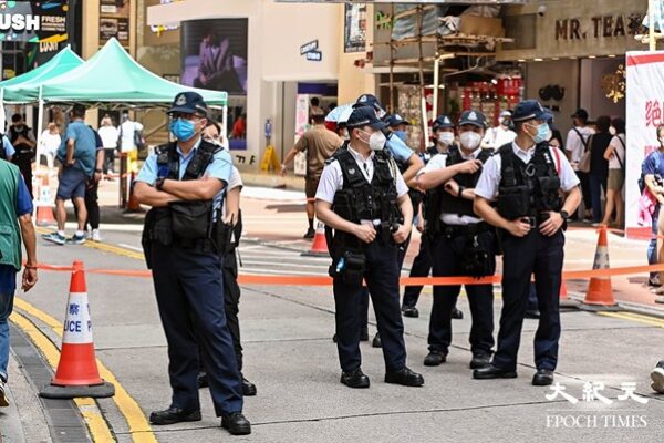Полицейские перед универмагом Sogo, Causeway Bay. (Song Beelong/The Epoch Times)