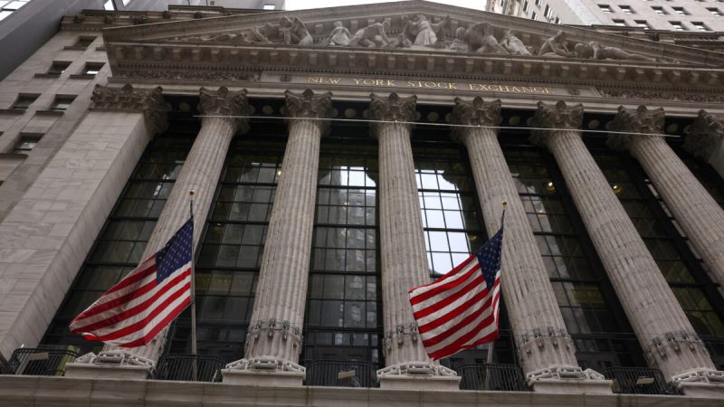 Флаги у Нью-Йоркской фондовой биржи в Нью-Йорке, 24 февраля 2022 года. (Caitlin Ochs/Reuters)  | Epoch Times Россия