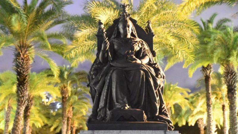Бронзовая статуя королевы Виктории, отлитая в ознаменование 60-летия со дня восхождения на престол в 1897 году, установлена ​​в парке Виктория, Козуэй-Бей, Гонконг с 1957 года. Фото: Big Mack/Epoch Times | Epoch Times Россия