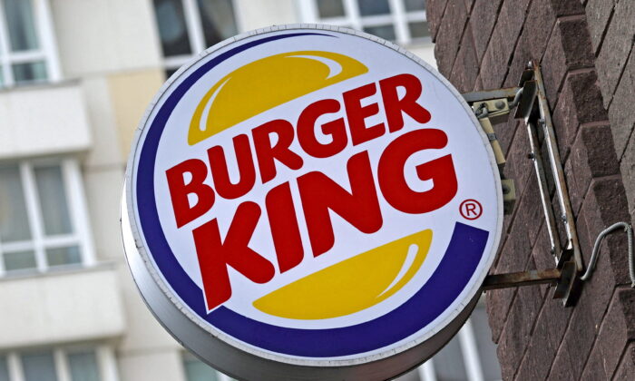 Логотип Burger King возле ресторана в Москве, 3 июня 2022 года. Evgenia Novozhenina/Reuters | Epoch Times Россия