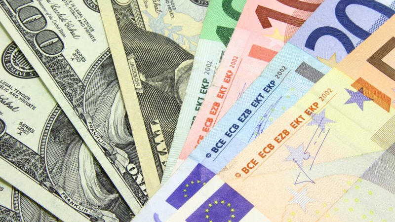 Стоит знать разницу между вашими долларами и евро. (Dreamstime/TNS) | Epoch Times Россия
