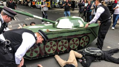 Торт в виде танка в прямом эфире возмутил китайские власти в преддверии 4 июня