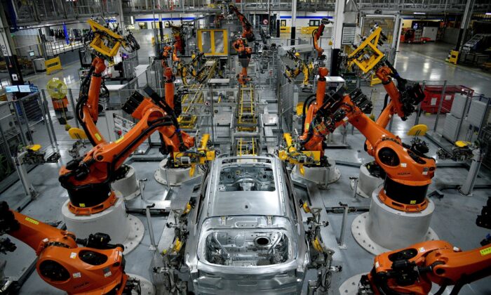 Автономные роботы собирают внедорожник модели X на заводе BMW в Грире, Южная Каролина, 4 ноября 2019 года. Charles Mostoller/Reuters | Epoch Times Россия