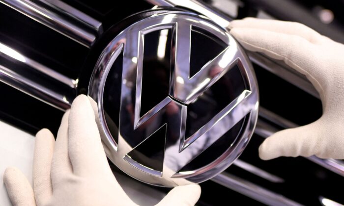 Логотип Volkswagen на производственной линии завода Volkswagen в Вольфсбурге, Германия, 1 марта 2019 года. (Fabian Bimmer/Reuters) | Epoch Times Россия