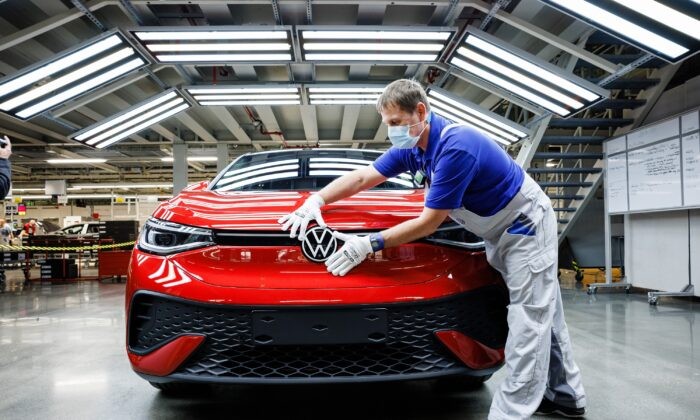 Сборка автомобиля Volkswagen на заводе компании в Цвиккау, Германия, 27 января 2022 года. Фото: Jens Schlueter/Getty Images | Epoch Times Россия