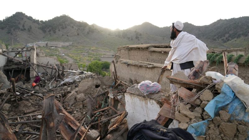 Мужчина стоит среди разрушений после землетрясения в деревне Гаян, провинция Пактика, Афганистан, 23 июня 2022 г. (Ebrahim Nooroozi/AP Photo)  | Epoch Times Россия