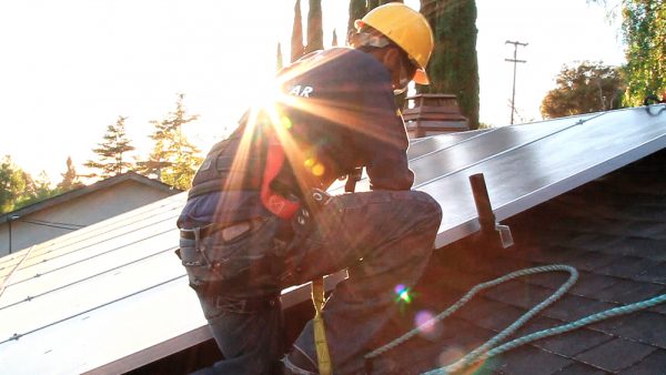  Установление солнечных панелей. Фото: 7th Empire Media