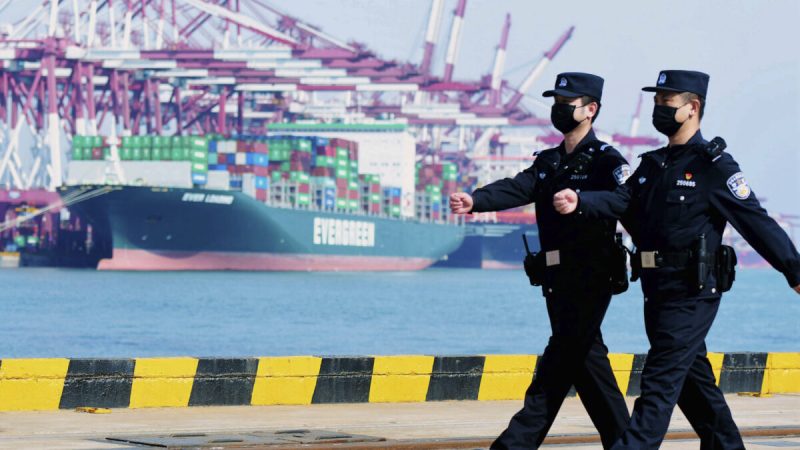 Сотрудники полиции патрулируют контейнерный порт в Циндао в провинции Шаньдун на востоке Китая, 19 февраля 2020 года. (Chinatopix via AP) | Epoch Times Россия