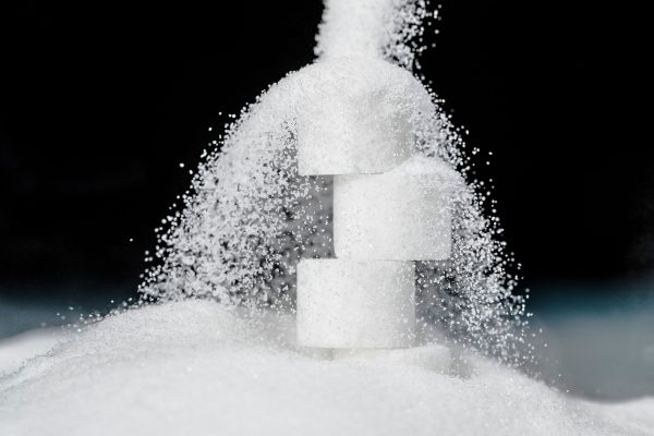 Кристаллы сахара, падающие на сахарные кубики. Фото: (Joel Saget/AFP/Getty Images)