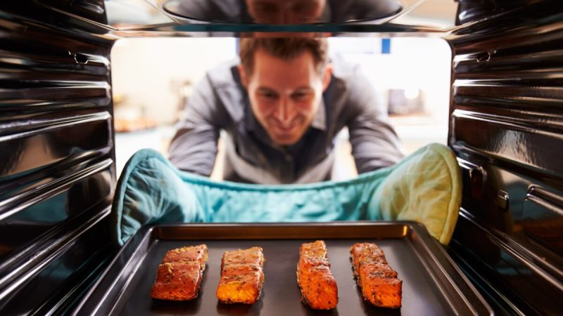 Ещё одно питательное вещество, содержащееся в жирной рыбе, которое помогает защитить здоровье вашего мозга, — это жирные кислоты омега-3. Monkey Business Images/Shutterstock
 | Epoch Times Россия