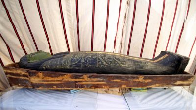 В Египте нашли 250 саркофагов с мумиями и тайник с бронзовыми статуями