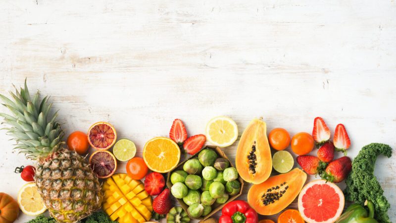Диетологи восхваляют этот незаменимый витамин, содержащийся во многих самых полезных фруктах и овощах. Lilly Trott/Shutterstock | Epoch Times Россия