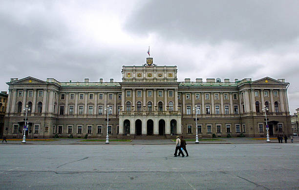 Санкт-Петербургский Мариинский дворец, городская ратуша, 29 июня 2003 года, построен для великой княгини Марии, дочери императора Николая I, в 1839-44 годах, дворец сохранил многие из первоначальных великолепных интерьеров. Фото: MARTIN BUREAU/AFP via Getty Images  | Epoch Times Россия