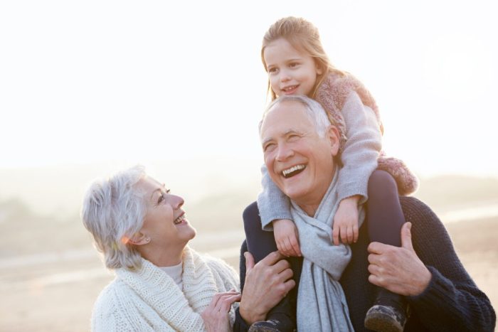 Нянчить внуков полезно для здоровья бабушек и дедушек