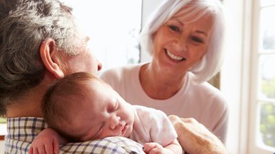Нянчить внуков полезно для здоровья бабушек и дедушек