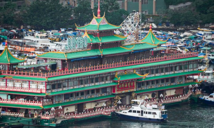 Знаменитый гонконгский плавучий ресторан Jumbo отбуксирован в Гонконге 14 июня 2022 года. (Kin Cheung/AP Photo) | Epoch Times Россия
