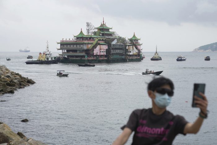 Знаменитый плавучий ресторан Гонконга затонул в море