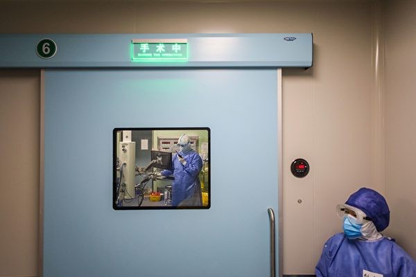 Операционная в больнице Ухань Юнион. Больница подозревается в причастности к преступлению режима по насильственному извлечению органов. Фото: STR/AFP via Getty Images | Epoch Times Россия