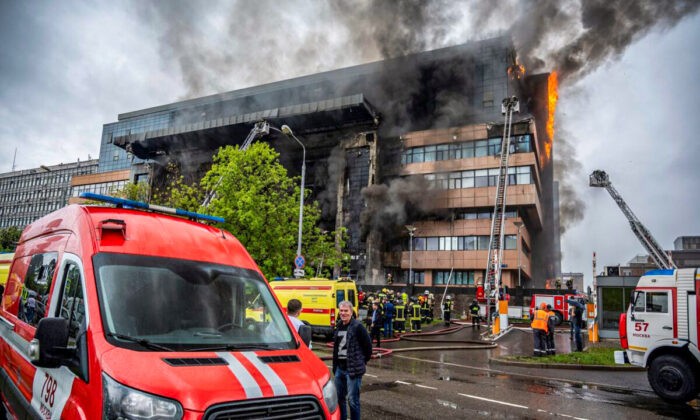 Пожарные МЧС России работают на месте пожара, вспыхнувшего в бизнес-центре в Москве, Россия, 3 июня 2022 года. (Dmitry Serebryakov/AP Photo) | Epoch Times Россия