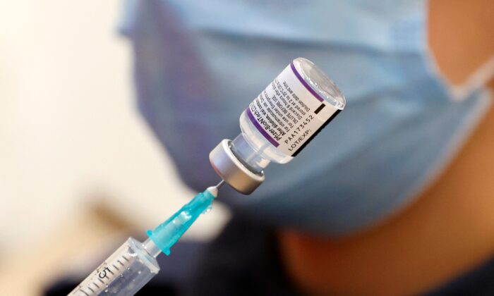 Медик готовит дозу вакцины Pfizer-BioNTech от COVID-19 в Нетании, Израиль, 5 января 2022 года. (Jack Guez/AFP via Getty Images) | Epoch Times Россия