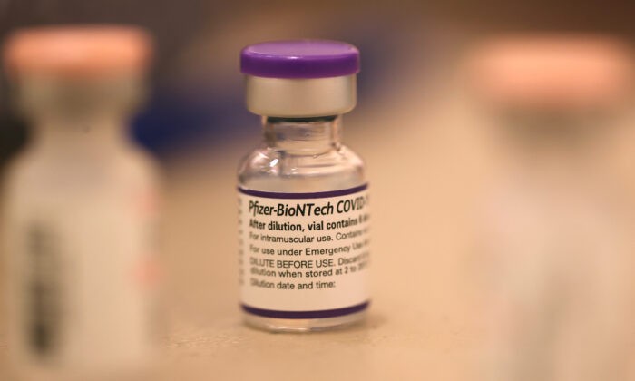  Флакон вакцины Pfizer-BioNTech от COVID-19 на фотографии файла. (Justin Sullivan/Getty Images) | Epoch Times Россия