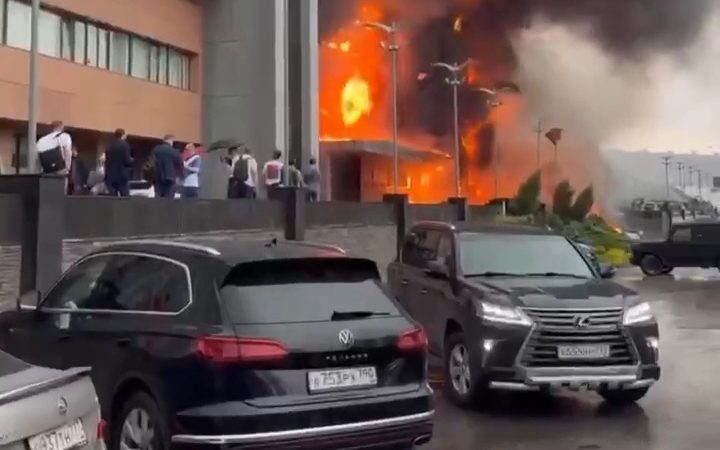 Пожар в бизнес-центре «Гранд Сетунь плаза» (Скриншот/youtube) | Epoch Times Россия