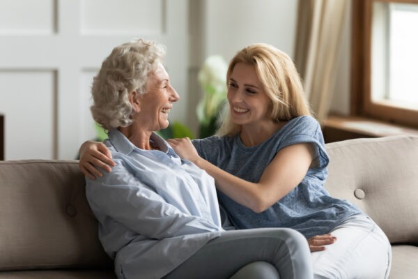 Поспрашивайте старших в семье об их жизни и их воспоминаниях, и вы узнаете многое. (fizkes/Shutterstock)