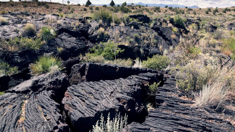 Потрескавшиеся куски лавы в зоне отдыха Долины Огней, Нью-Мексико. (IrinaK/Shutterstock)  | Epoch Times Россия