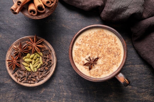 Масала чай чаи латте — традиционный горячий индийский сладкий молочный напиток со специями. Фото: GreenArt/Shutterstock