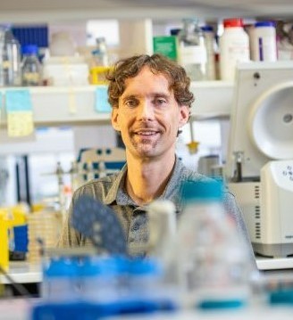 Доктор Крис Ринке из Школы химии и молекулярных бионаук Квинслендского университета. (Изображение предоставлено Квинслендским университетом)